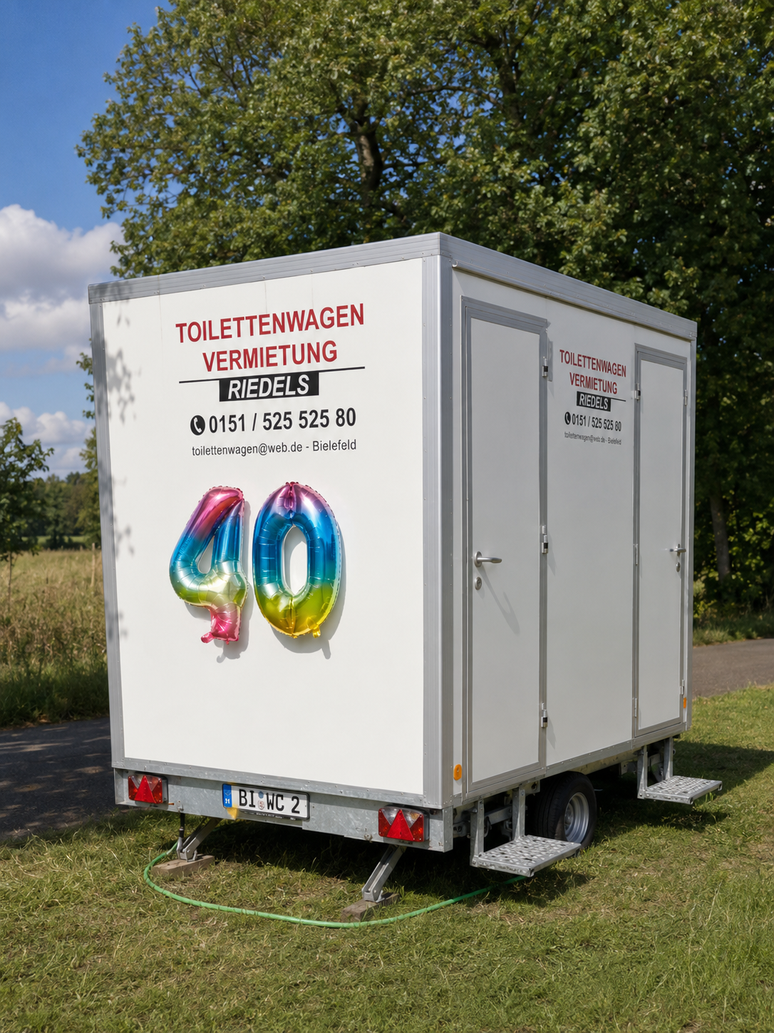 Toilettenwagen aufgebaut bei einer Feier im Freien