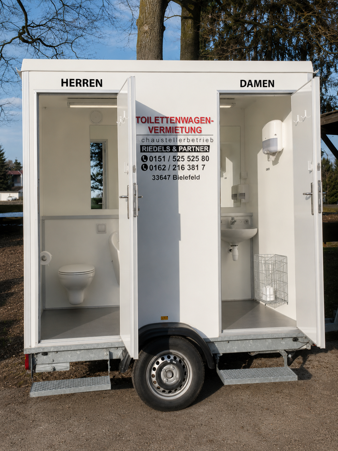 Gepflegter Toilettenwagen Herren und Damen, geöffnet
