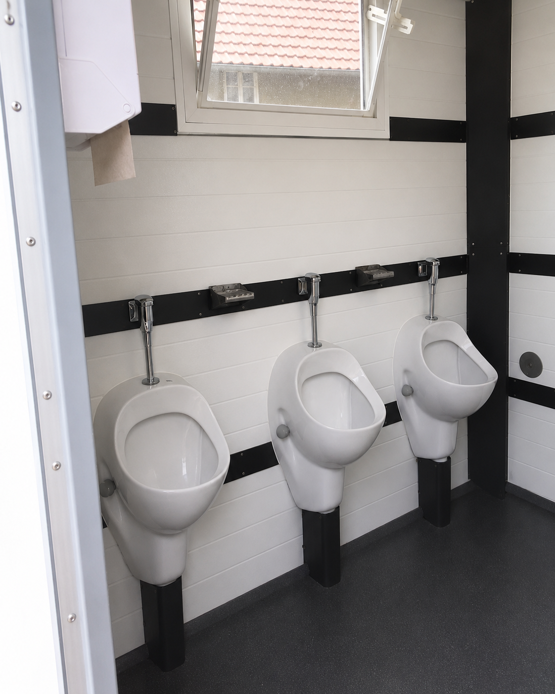 Sauberer Innenraum mit Urinalen